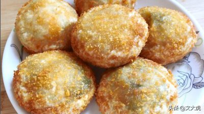 ​正宗油炸糕做法，糯米粉开水烫一烫，个个空心不塌陷，吃着香