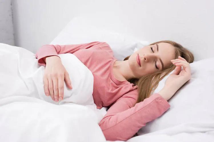 你推荐一个可以快速入睡的方法呗（怎样才能快速入睡）(图1)