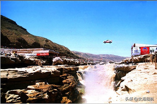 柯受良飞越黄河照片：他被誉为亚洲第一飞人，图6是汽车飞越瞬间
