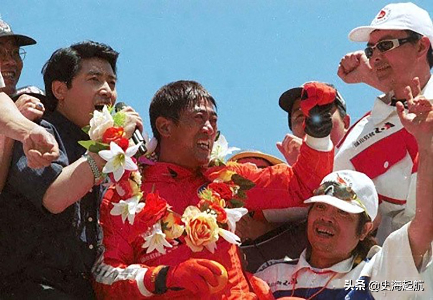 柯受良飞越黄河照片：他被誉为亚洲第一飞人，图6是汽车飞越瞬间