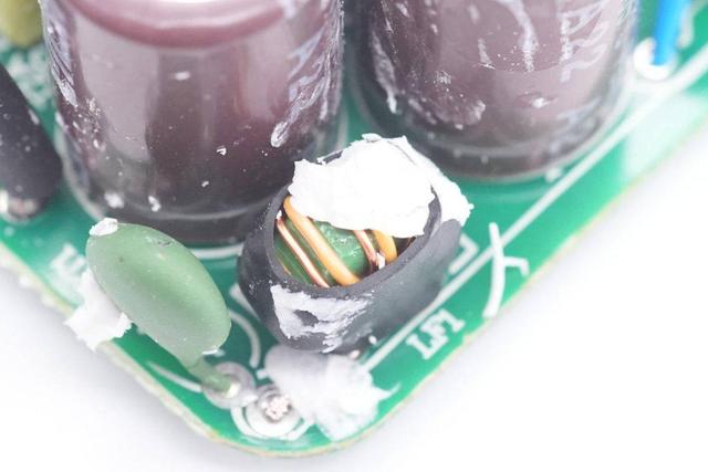 氮化镓30W充电器拆解（拆一款知名品牌30W双口充电器）(29)