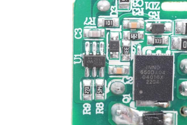 氮化镓30W充电器拆解（拆一款知名品牌30W双口充电器）(33)