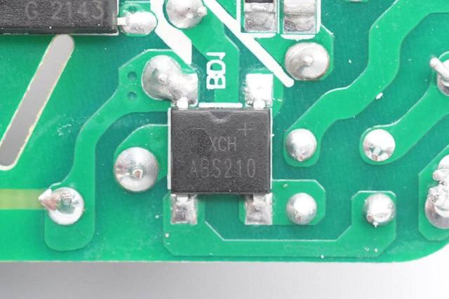 氮化镓30W充电器拆解（拆一款知名品牌30W双口充电器）(30)