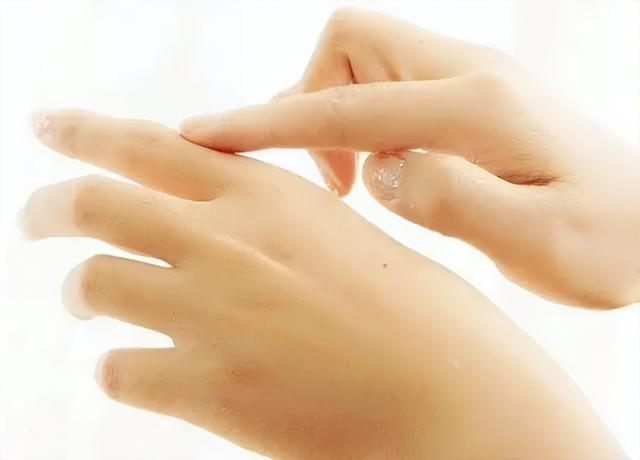 每到换季手脱皮是什么原因（一到换季手就脱皮）(2)