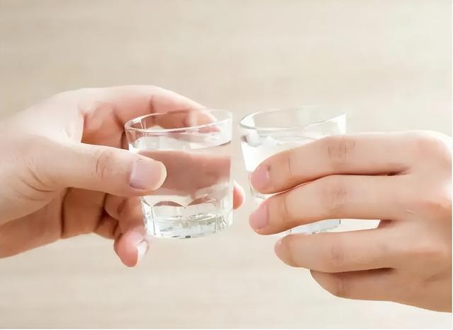 每到换季手脱皮是什么原因（一到换季手就脱皮）(13)