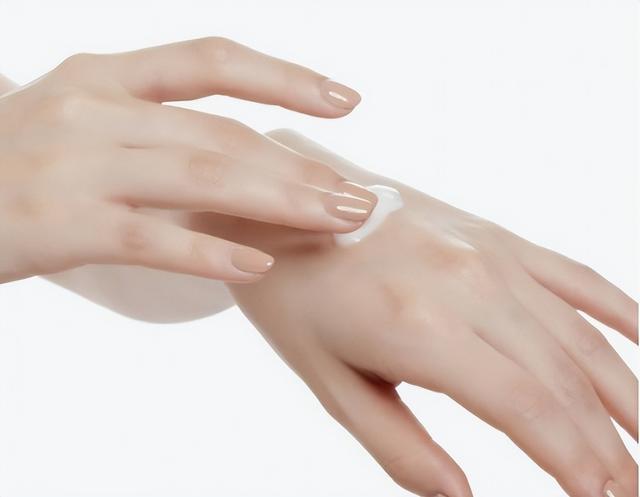 每到换季手脱皮是什么原因（一到换季手就脱皮）(11)