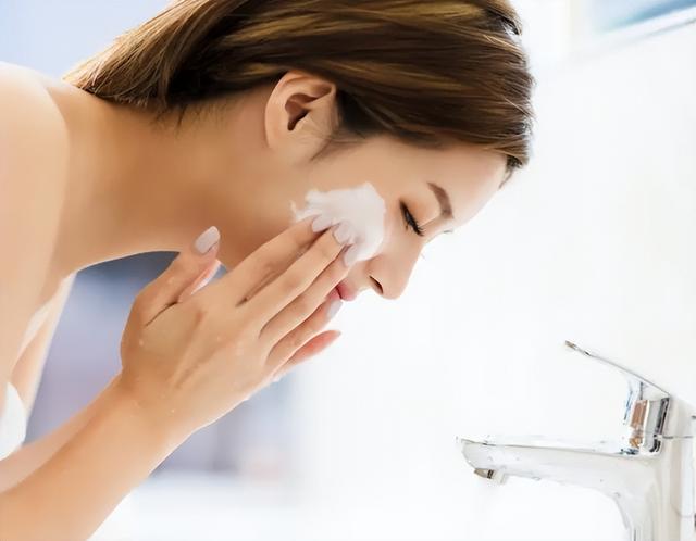 每到换季手脱皮是什么原因（一到换季手就脱皮）(12)