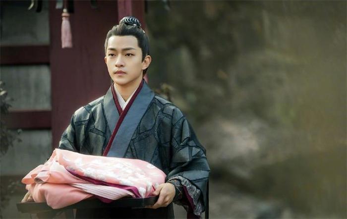 仪式感最强明星!华晨宇六年穿同一件衣服庆生