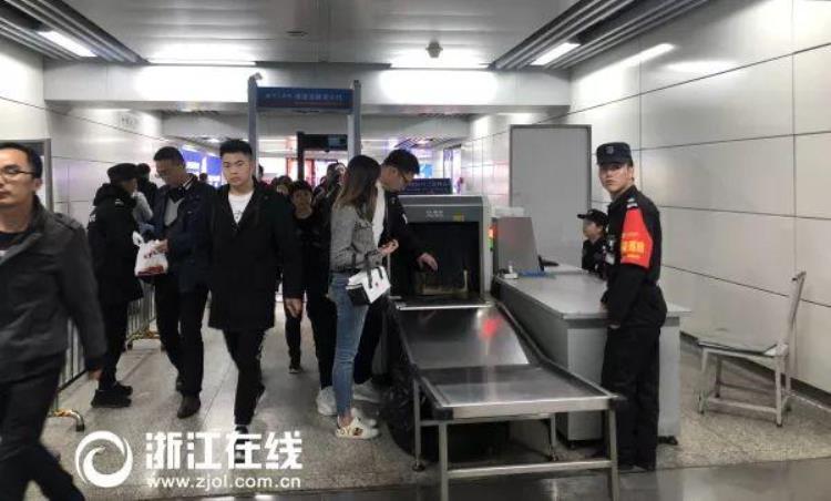 待遇差工作累假期少杭州地铁安检员每天固定8小时还会选择其他的兼职