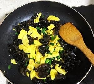 木耳炒鸡蛋吃了会中毒吗