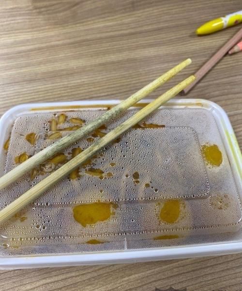 筷子发霉怎么弄干净(筷子发霉了怎么去除)