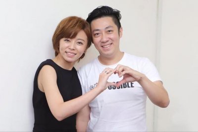 ​老公坠楼身亡，35岁女星王瞳丧礼上抱着婚纱照痛哭：只想去找你