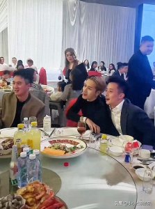 ​温州：29岁王嘉尔参加婚礼，众人争着拍照要签名，“抢新郎风头”