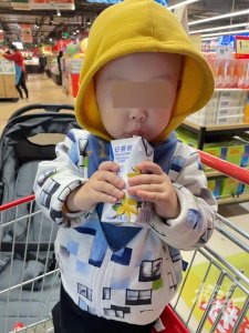 ​年轻男子持刀追砍村庄老少，被六旬老人夺刀制服！村民告诉橙柿互动：嫌犯闯入