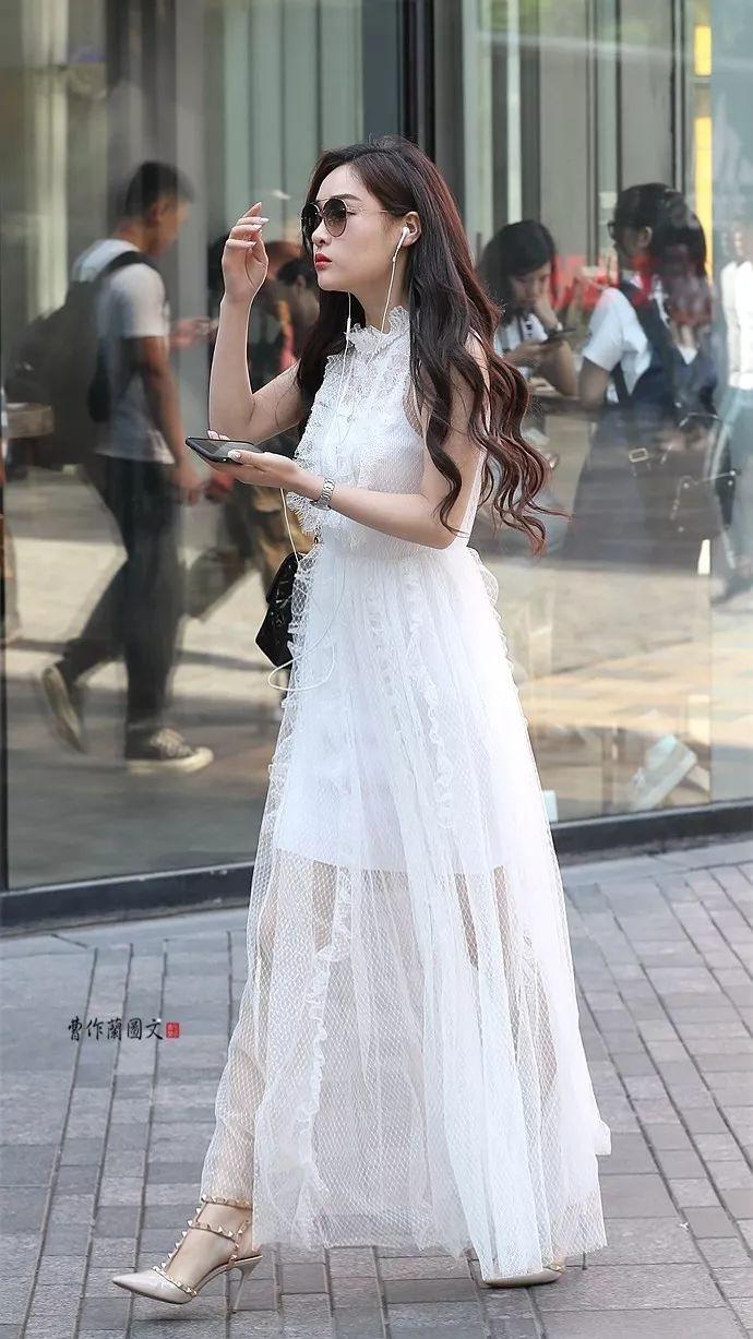 街拍:裙裾飘飘的连衣裙美女
