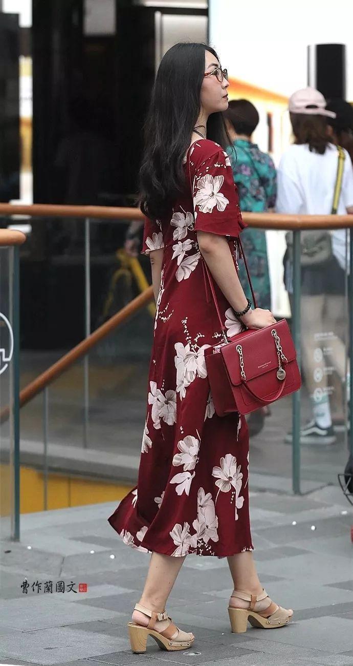 街拍:裙裾飘飘的连衣裙美女