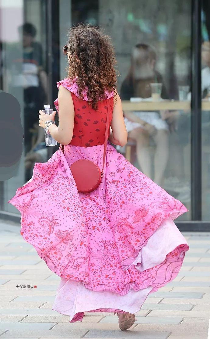 街拍:裙裾飘飘的连衣裙美女
