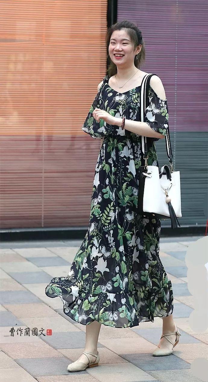 街拍:裙裾飘飘的连衣裙美女
