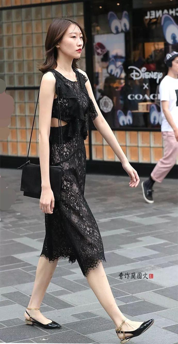 街拍:裙裾飘飘的连衣裙美女