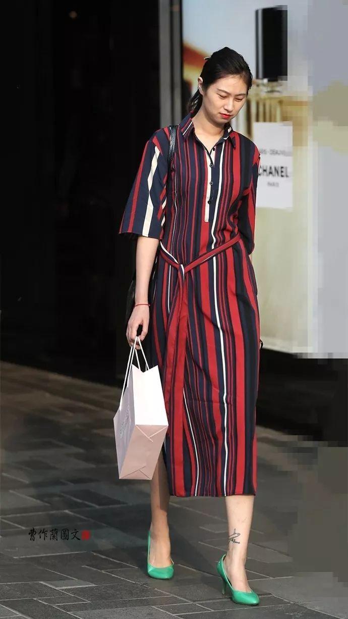 街拍:裙裾飘飘的连衣裙美女