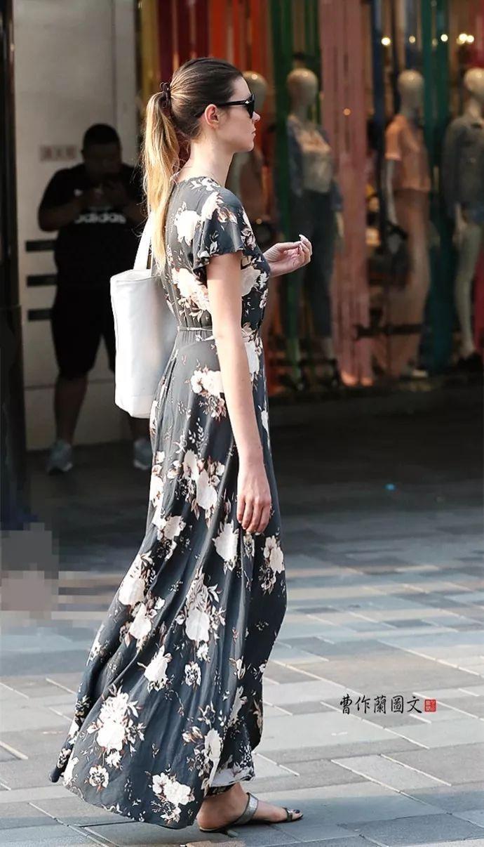 街拍:裙裾飘飘的连衣裙美女