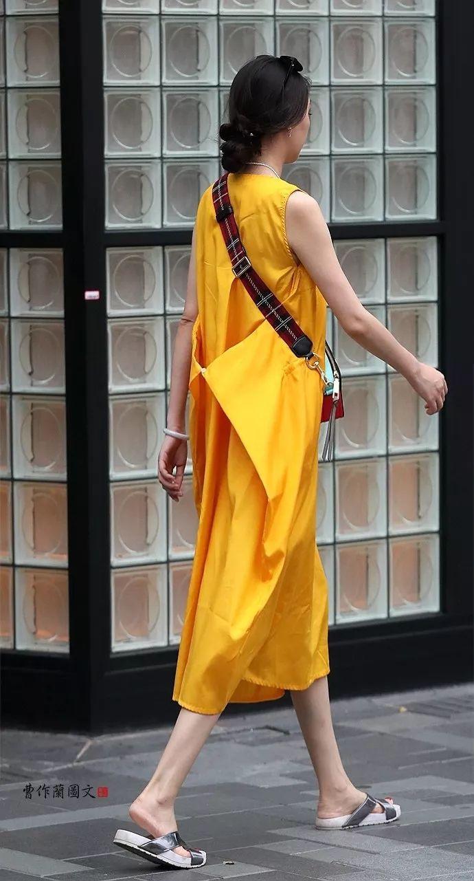 街拍:裙裾飘飘的连衣裙美女