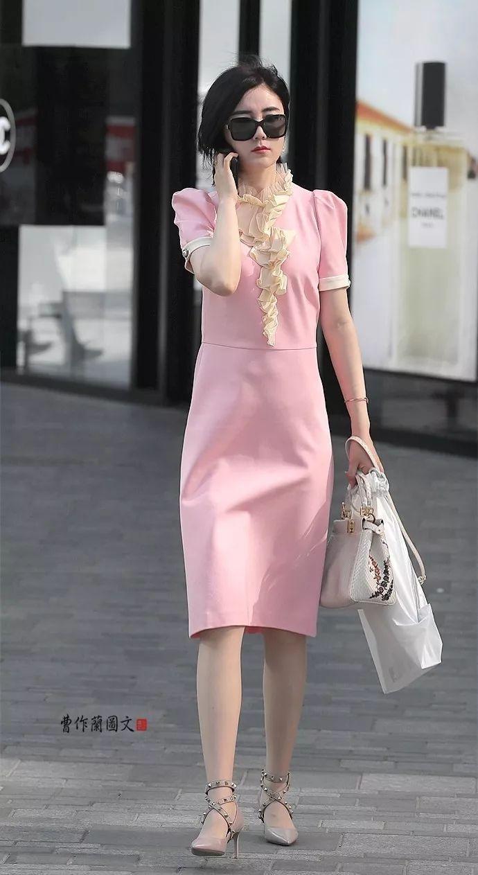 街拍:裙裾飘飘的连衣裙美女