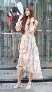 ​街拍：裙裾飘飘的连衣裙美女