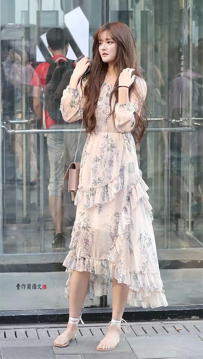 街拍:裙裾飘飘的连衣裙美女