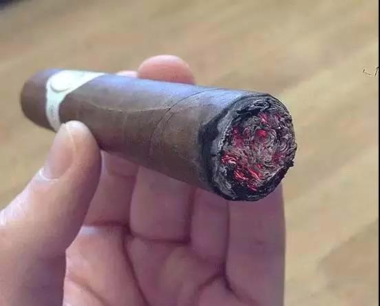 抽雪茄的正确方法和步骤（6步教你抽雪茄时显逼格）(5)