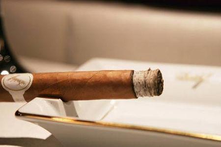 抽雪茄的正确方法和步骤（6步教你抽雪茄时显逼格）(8)