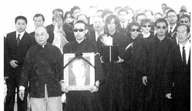 一个从小混混逆袭成黑道教父，死后上万人参加葬礼，十分壮观！