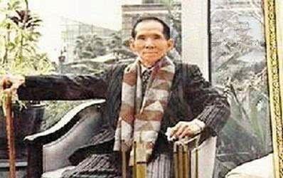 一个从小混混逆袭成黑道教父，死后上万人参加葬礼，十分壮观！