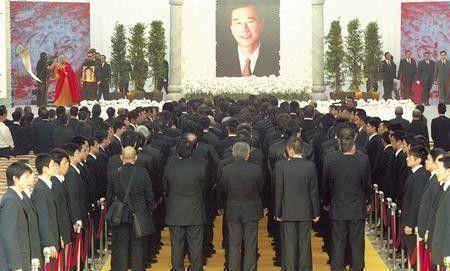 一个从小混混逆袭成黑道教父，死后上万人参加葬礼，十分壮观！