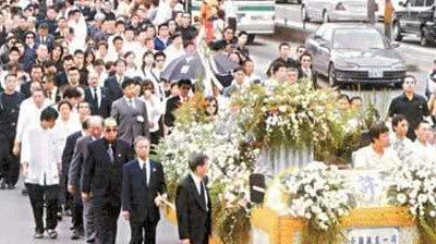 一个从小混混逆袭成黑道教父，死后上万人参加葬礼，十分壮观！