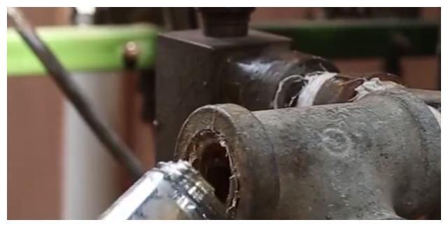 拧断水龙头别烦恼,老师傅教你简单方法,3分钟取出断丝