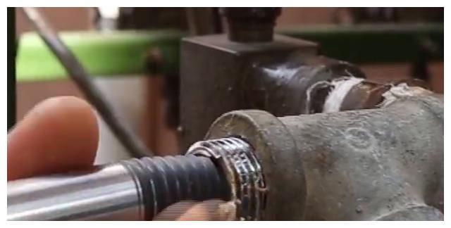 拧断水龙头别烦恼,老师傅教你简单方法,3分钟取出断丝