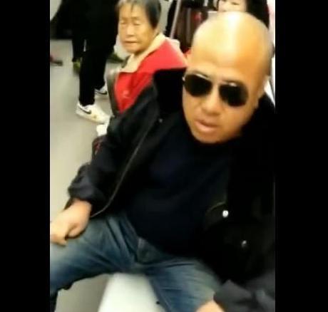 大连现霸座男！赶老人驱小孩，还要炸地铁！网友：真想送你上天！