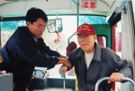 大连现霸座男！赶老人驱小孩，还要炸地铁！网友：真想送你上天！