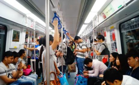 大连现霸座男！赶老人驱小孩，还要炸地铁！网友：真想送你上天！