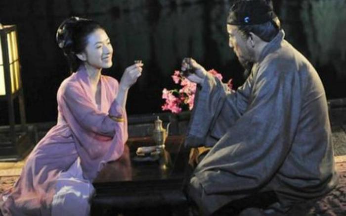 古代一副对联,下联“半点朱唇万人尝”,说尽古代秦楼女子的心酸