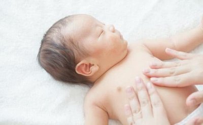 ​婴儿抚触的好处（婴儿抚触的3大好处，妈妈每天只要5分钟，宝宝健康没问题）