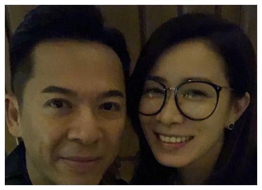 22年后的通臂猿猴,和周芷若合照,帅到不认不出来