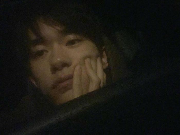 易烊千玺ins更新动态，清晨浪漫告白！自拍三连发可爱又俏皮