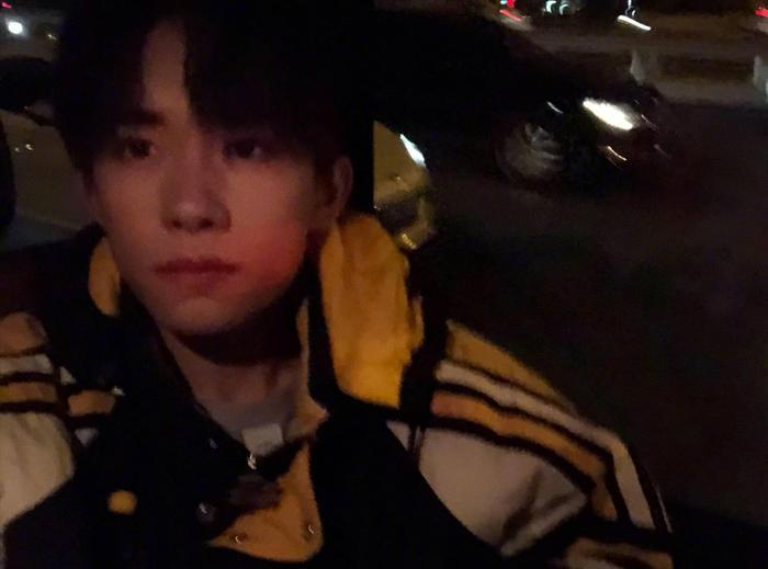 易烊千玺ins更新动态，清晨浪漫告白！自拍三连发可爱又俏皮