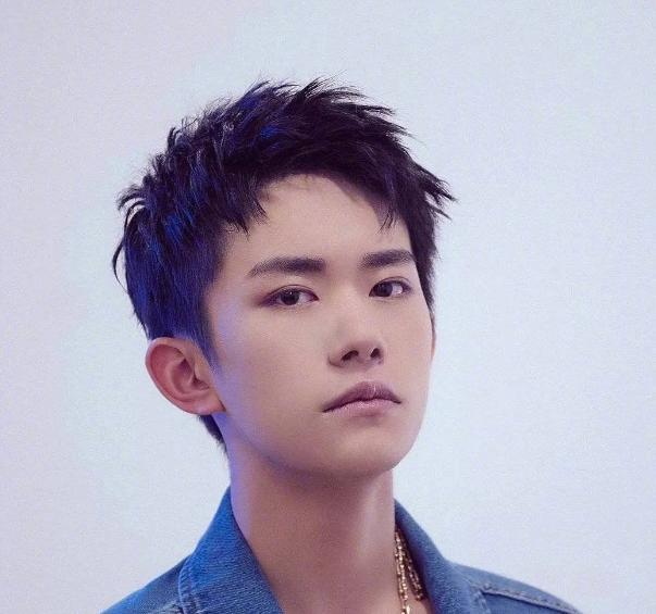 易烊千玺ins更新动态，清晨浪漫告白！自拍三连发可爱又俏皮