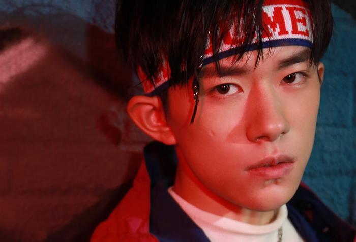 易烊千玺ins更新动态，清晨浪漫告白！自拍三连发可爱又俏皮