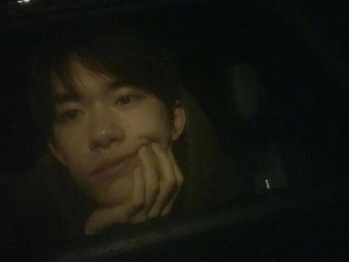 易烊千玺ins更新动态，清晨浪漫告白！自拍三连发可爱又俏皮