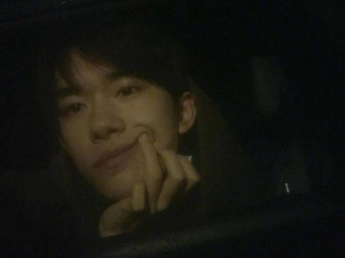 易烊千玺ins更新动态，清晨浪漫告白！自拍三连发可爱又俏皮