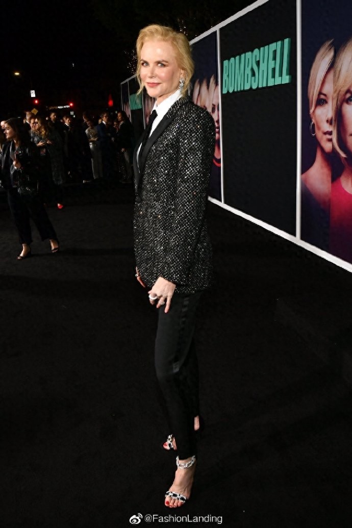 “不老女神”妮可太年轻了,黑色亮片西装干练帅气,52岁颜值巅峰